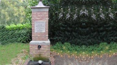 De waterpomp naast de koepel