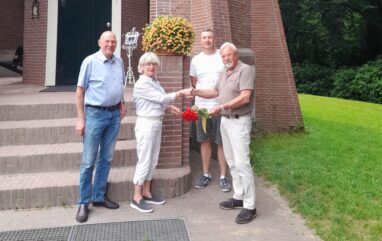 Overhandiging bedrag aan Luntersche Buurtbosch